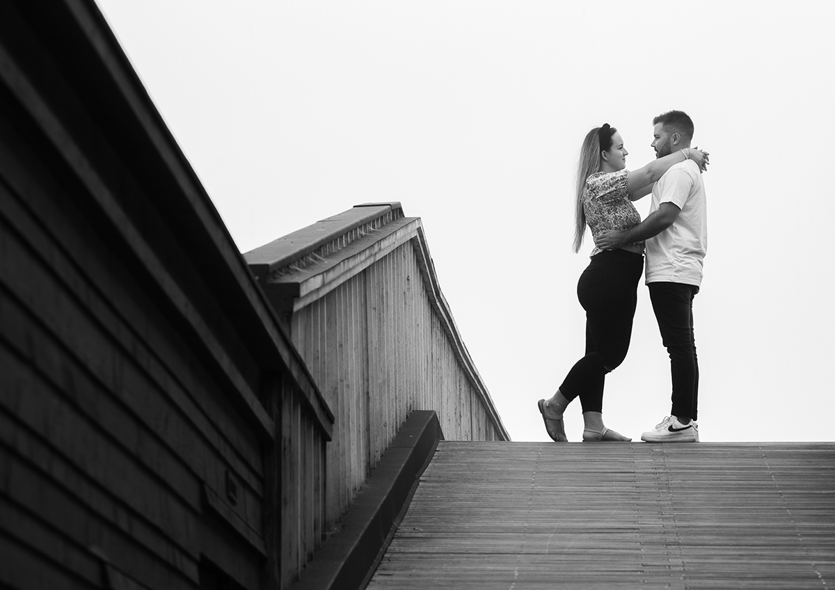 A preto e branco e com doçura encenada pela natureza, os dois estão frente a frente nos passadiços de madeira, Marta envolve Ricardo pelo pescoço num abraço cheio de histórias por contar, enquanto ele a segura pela cintura e sorri com o olhar.