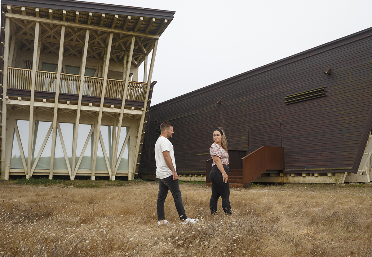 Com um passo de distância entre eles, a imagem capta os dois de lado, em movimento, e Marta olha para trás para Ricardo com um ar sério e contemplativo, como quem procura nele uma resposta tranquila.