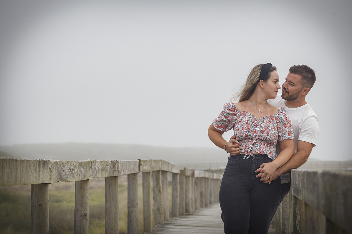 De novo sentados frente a frente, agora de perfil, os dois tocam as testas num gesto terno e contido, e nesse quase-beijo sente-se o eco de um silêncio cheio de promessas.