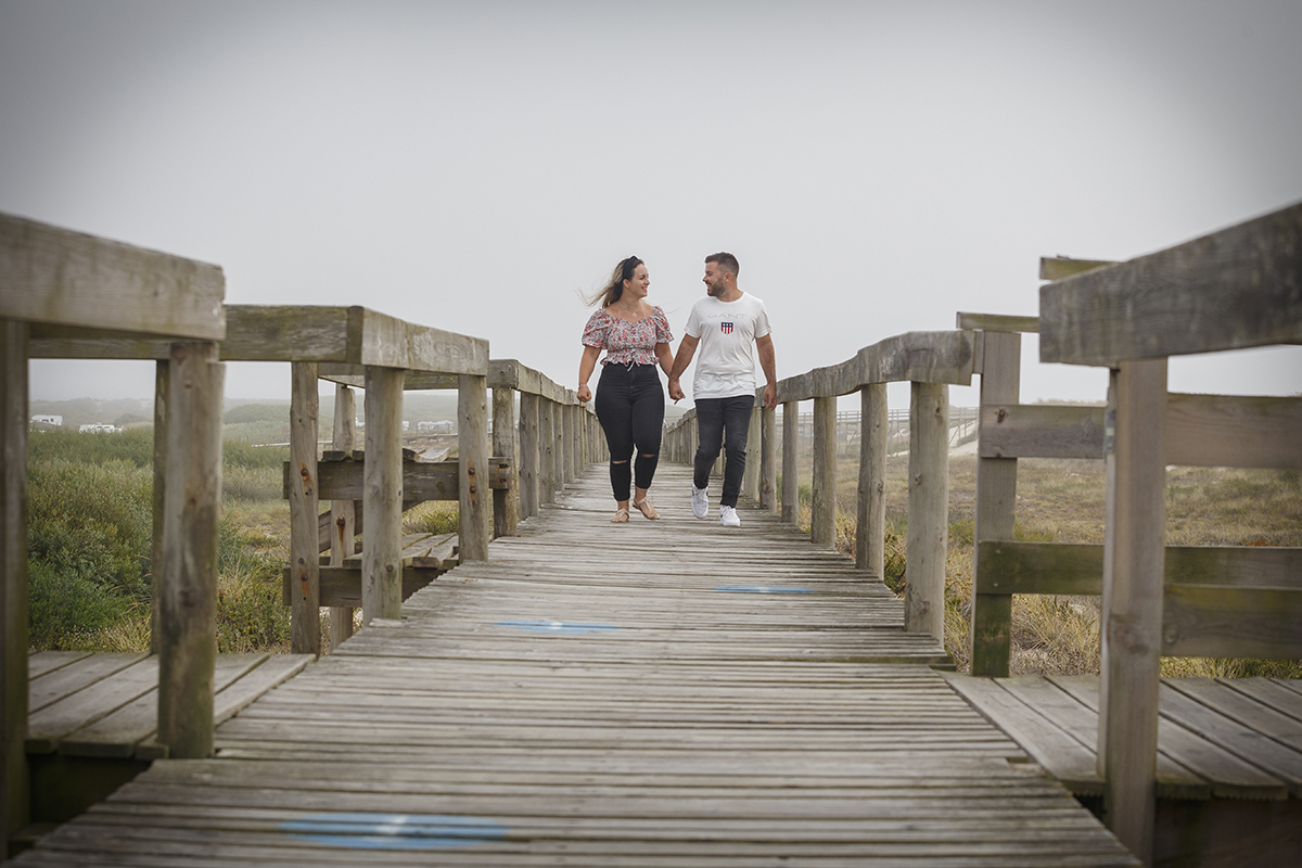 Aqui vemos os dois a caminharem pelos passadiços na direção da câmara, de mãos dadas e com um sorriso contagiante, a olharem um para o outro como quem já conhece o caminho da felicidade.
