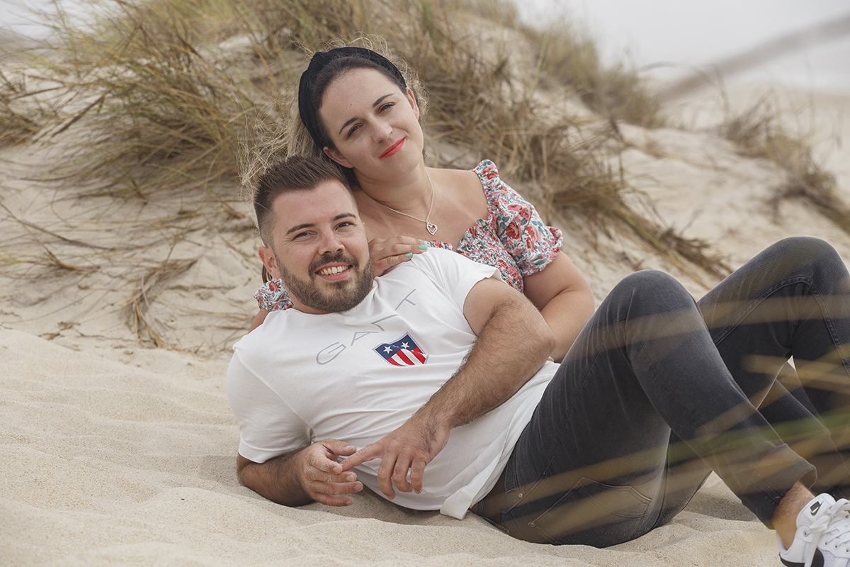 Aqui vemos os dois na praia em um plano mais aproximado, deitados lado a lado com Ricardo à frente e Marta sentada atrás, os dois olham para a câmara felizes e com sorrisos luminosos que enchem o coração.