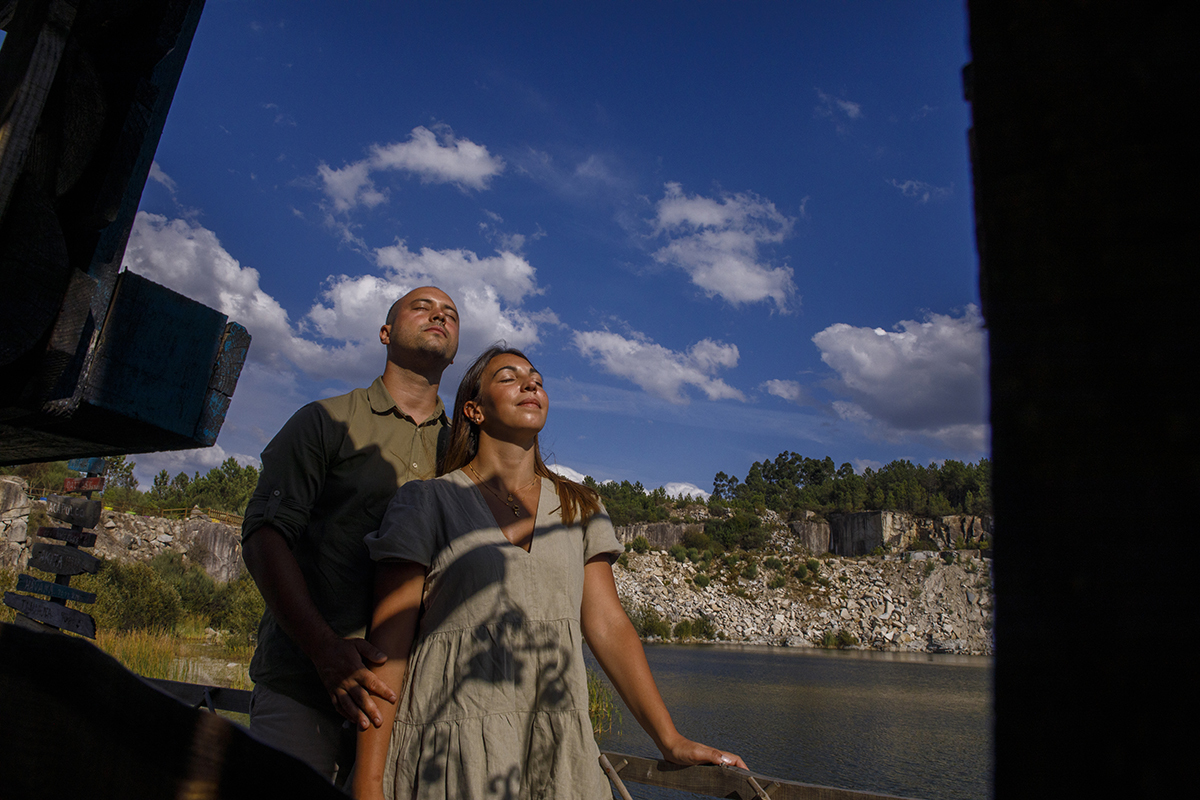 Emoldurados pela luz quente do sol, Bruno envolve Patrícia por trás e ambos fecham os olhos numa sintonia perfeita. O silêncio do campo, o calor do fim de tarde e os braços dele à volta dela criam uma bolha de paz onde tudo parece caber.