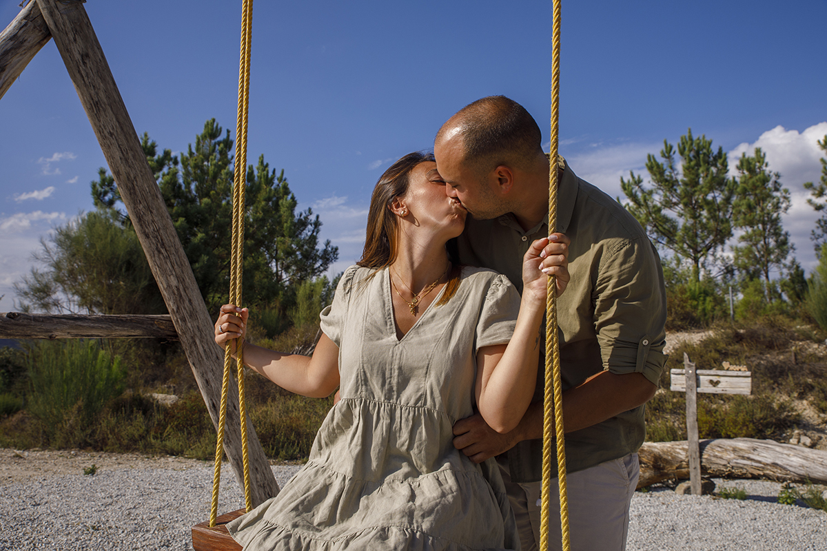 Ainda no baloiço, agora vemos Bruno a inclinar-se e a beijar Patrícia com paixão. As cordas do baloiço emolduram os seus corpos e o verde da natureza envolve o beijo, como se o mundo se tivesse calado para os ver amar.