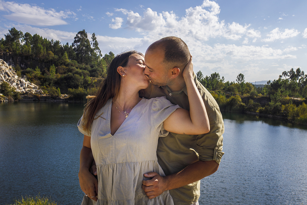 No mesmo cenário, o amor torna-se beijo. Patrícia e Bruno continuam na mesma posição, mas agora entregam-se a um beijo apaixonado, sereno, cheio de entrega. O reflexo da água atrás deles cintila como que abençoa-se o instante.