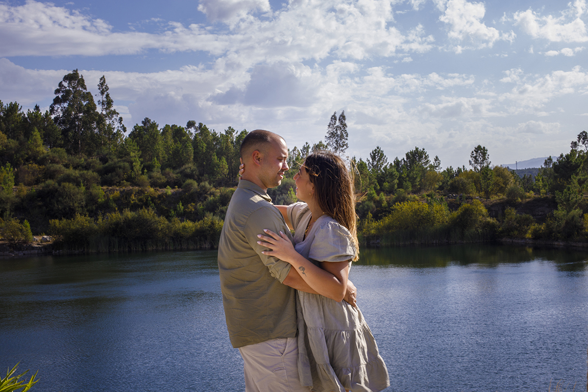 Num plano mais amplo, com o lago a estender-se nas costas, os dois estão frente a frente, de perfil para a câmara, com os corpos encostados num abraço e os olhos presos um no outro. Há paz no ambiente, e um romantismo calmo.