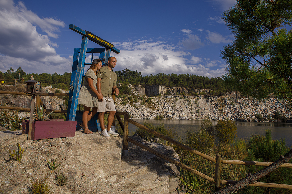 Na mesma posição, mas num ângulo mais lateral, os dois surgem de perfil com os corpos juntos e a respiração em sintonia. É como se aquele instante pudesse durar para sempre, envolto no silêncio do local.