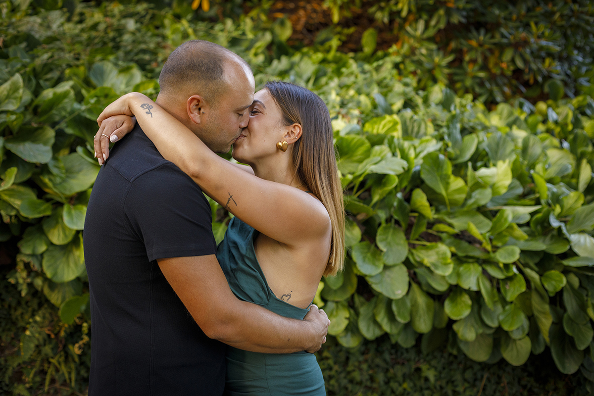 Ainda no mesmo cenário e posição, o momento transforma-se em beijo, com os dois entregues um ao outro de olhos fechados, rodeados de silêncio, natureza e ternura.