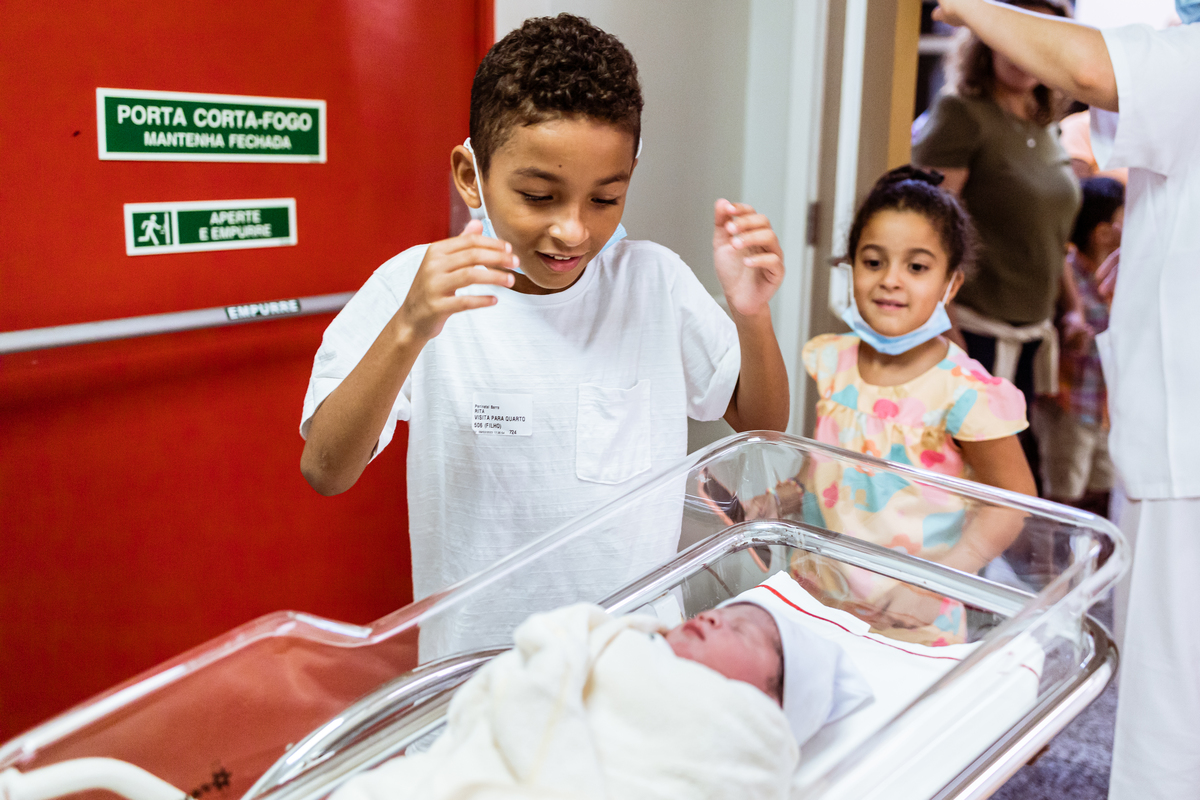 reação nascimento irmão, Parto maternidade perinatal, Fotografa de parto rio de janeiro, fotografo de parto, fotografia cesárea, cesárea, parto, cesariana, nascimento, foto, fotografia, rio de janeiro, rj, li marques fotografia