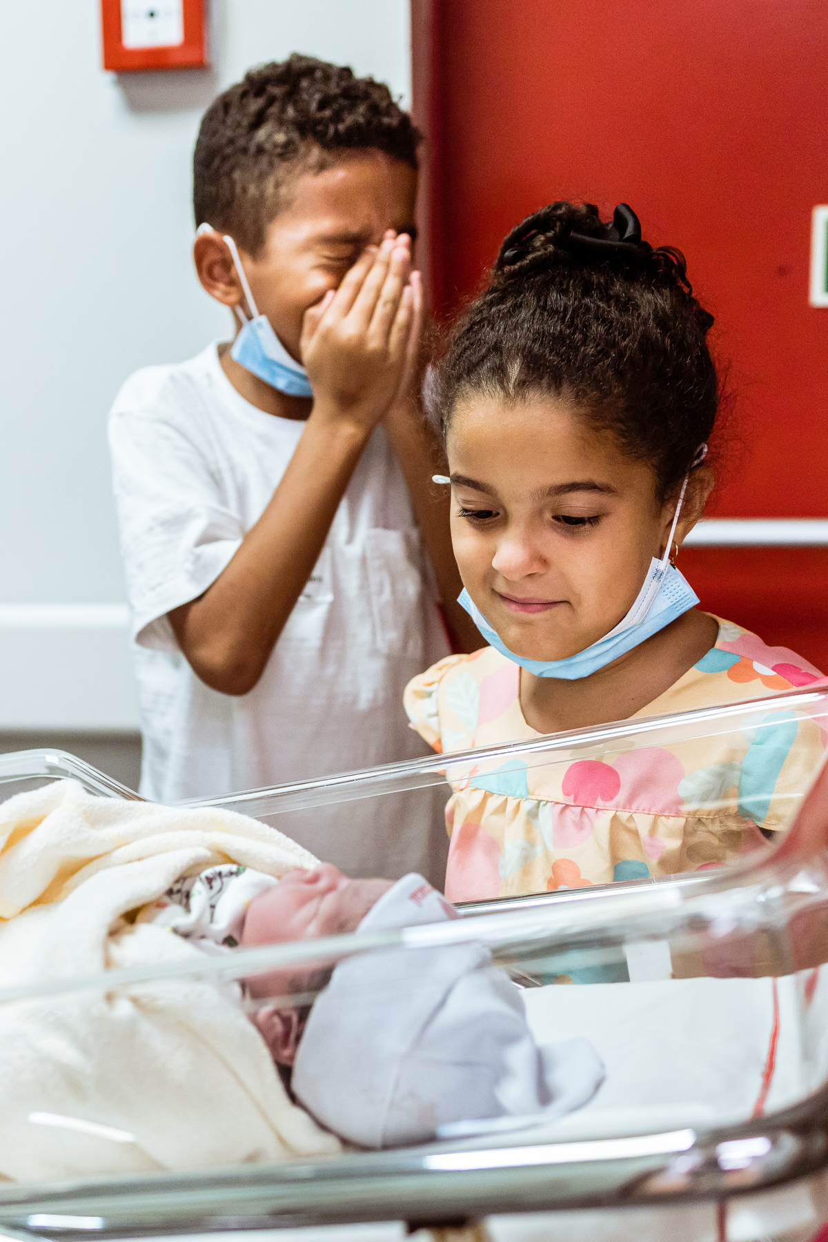 reação nascimento irmão, Parto maternidade perinatal, Fotografa de parto rio de janeiro, fotografo de parto, fotografia cesárea, cesárea, parto, cesariana, nascimento, foto, fotografia, rio de janeiro, rj, li marques fotografia