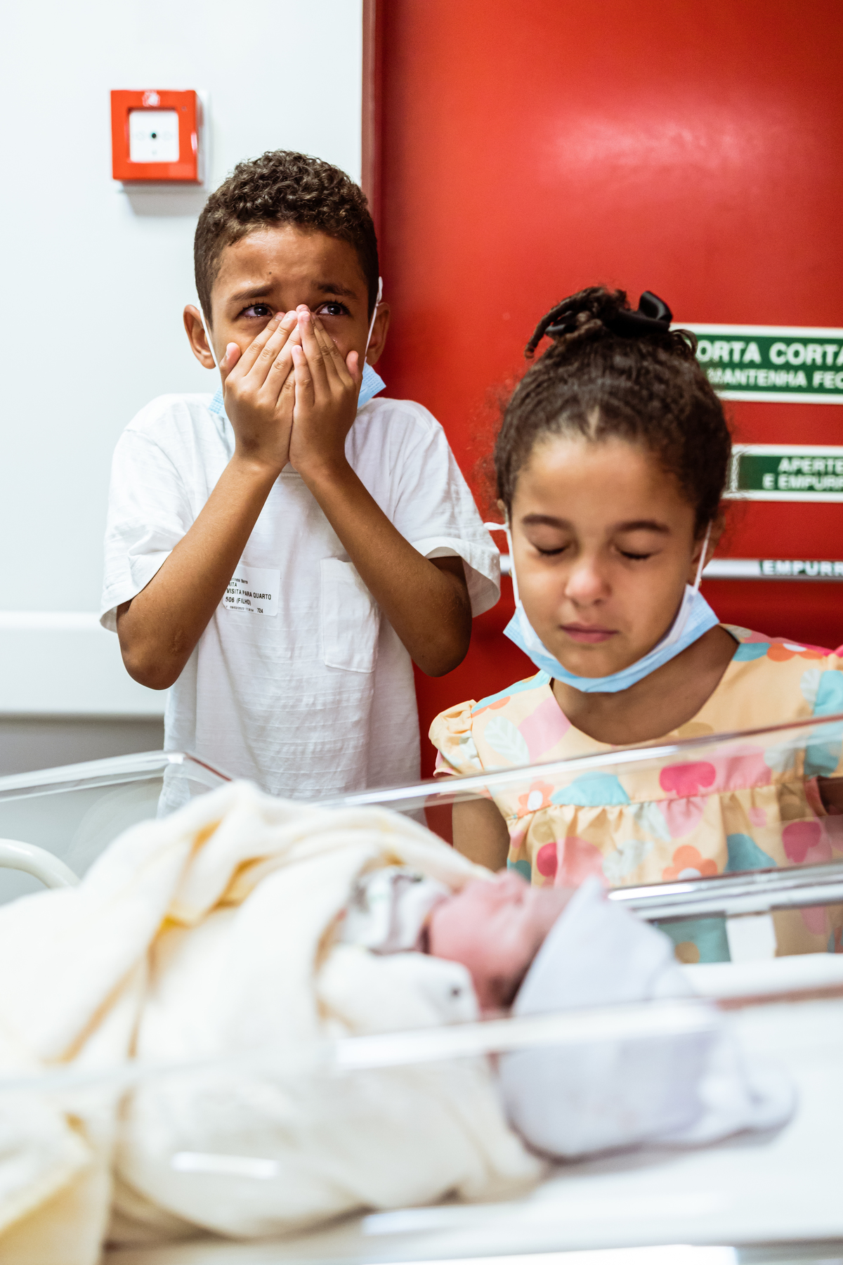 reação nascimento irmão, Parto maternidade perinatal, Fotografa de parto rio de janeiro, fotografo de parto, fotografia cesárea, cesárea, parto, cesariana, nascimento, foto, fotografia, rio de janeiro, rj, li marques fotografia