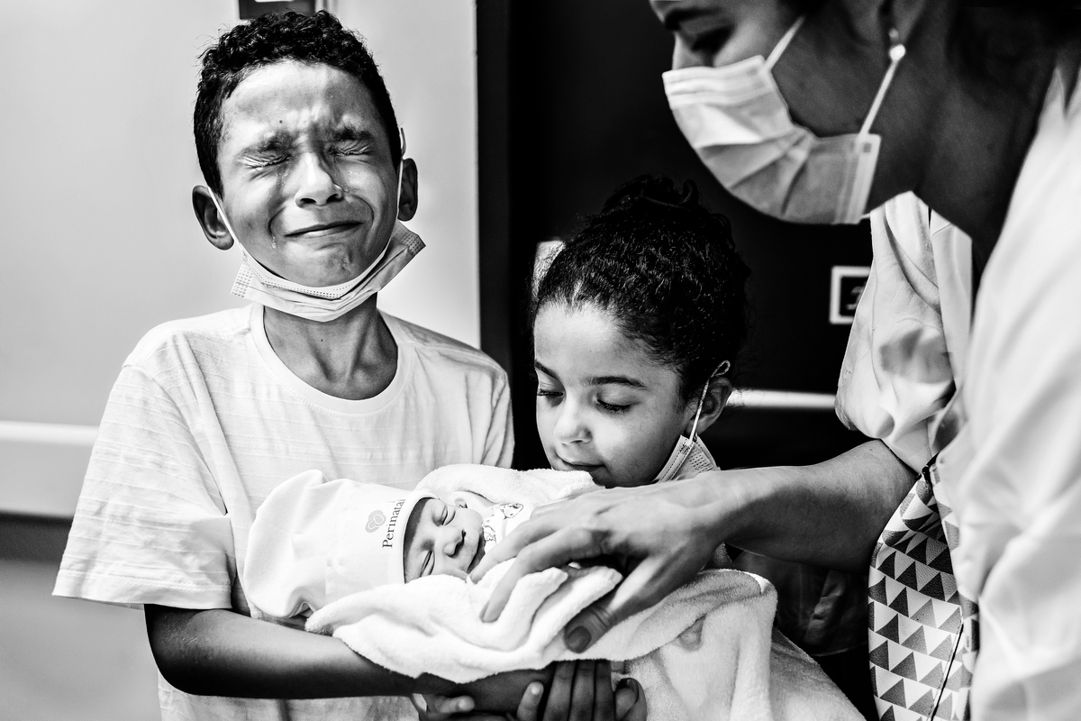 reação nascimento irmão, Parto maternidade perinatal, Fotografa de parto rio de janeiro, fotografo de parto, fotografia cesárea, cesárea, parto, cesariana, nascimento, foto, fotografia, rio de janeiro, rj, li marques fotografia