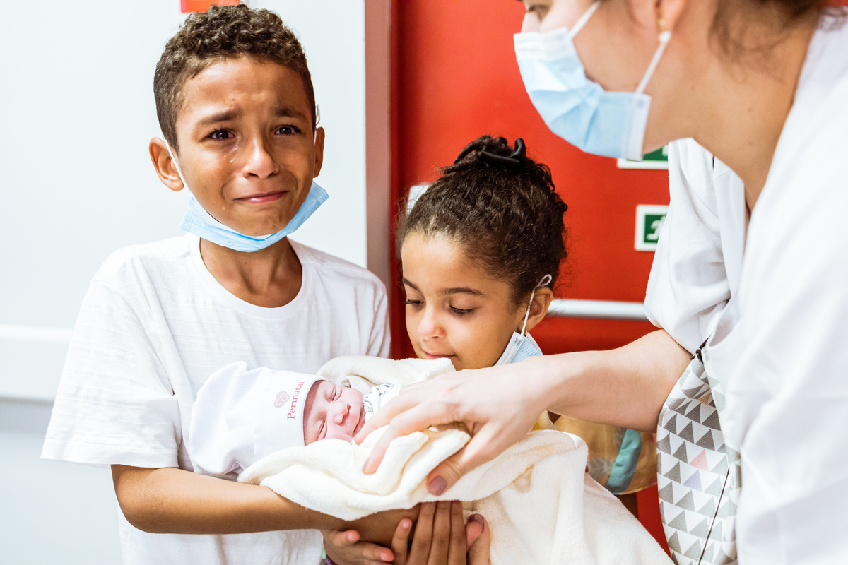 reação nascimento irmão, Parto maternidade perinatal, Fotografa de parto rio de janeiro, fotografo de parto, fotografia cesárea, cesárea, parto, cesariana, nascimento, foto, fotografia, rio de janeiro, rj, li marques fotografia