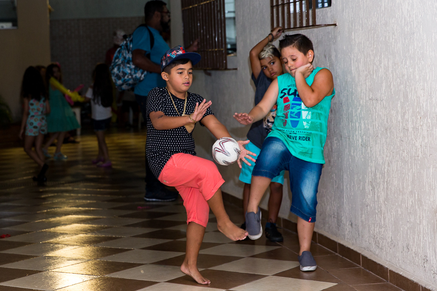 foto-festa-infantil-menin- jogando-bola