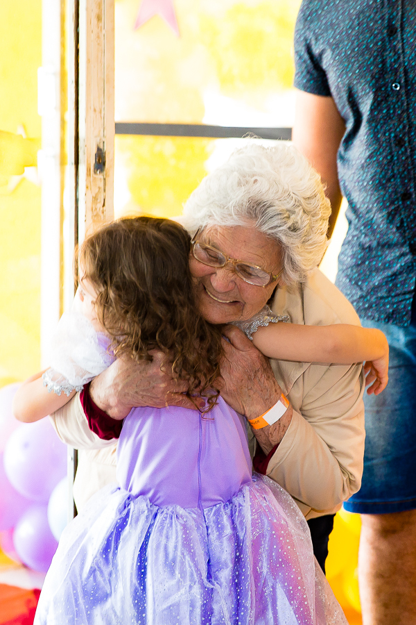 foto-criança-abraço-vó