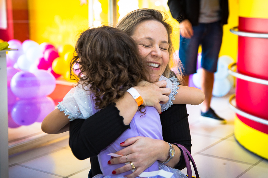 foto-criança-abraçando