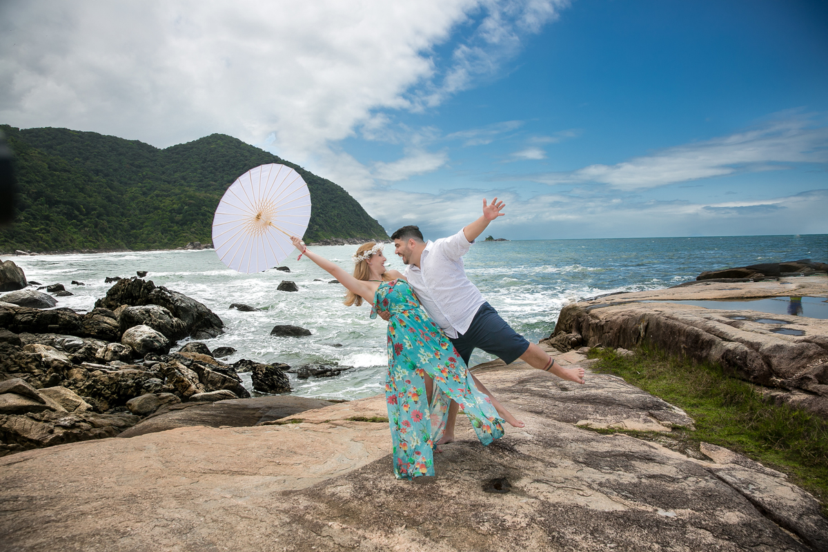 foto-ensaio-de-casal-na-praia-iporanga-guaruja
