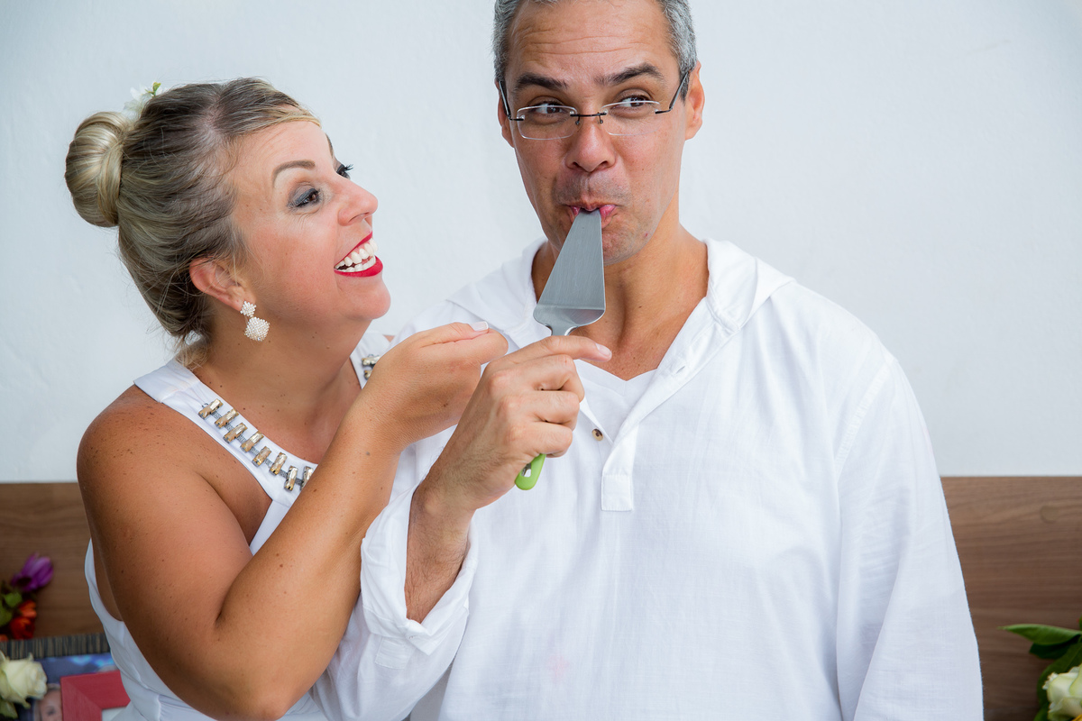 noivos-cortando-o-bolo