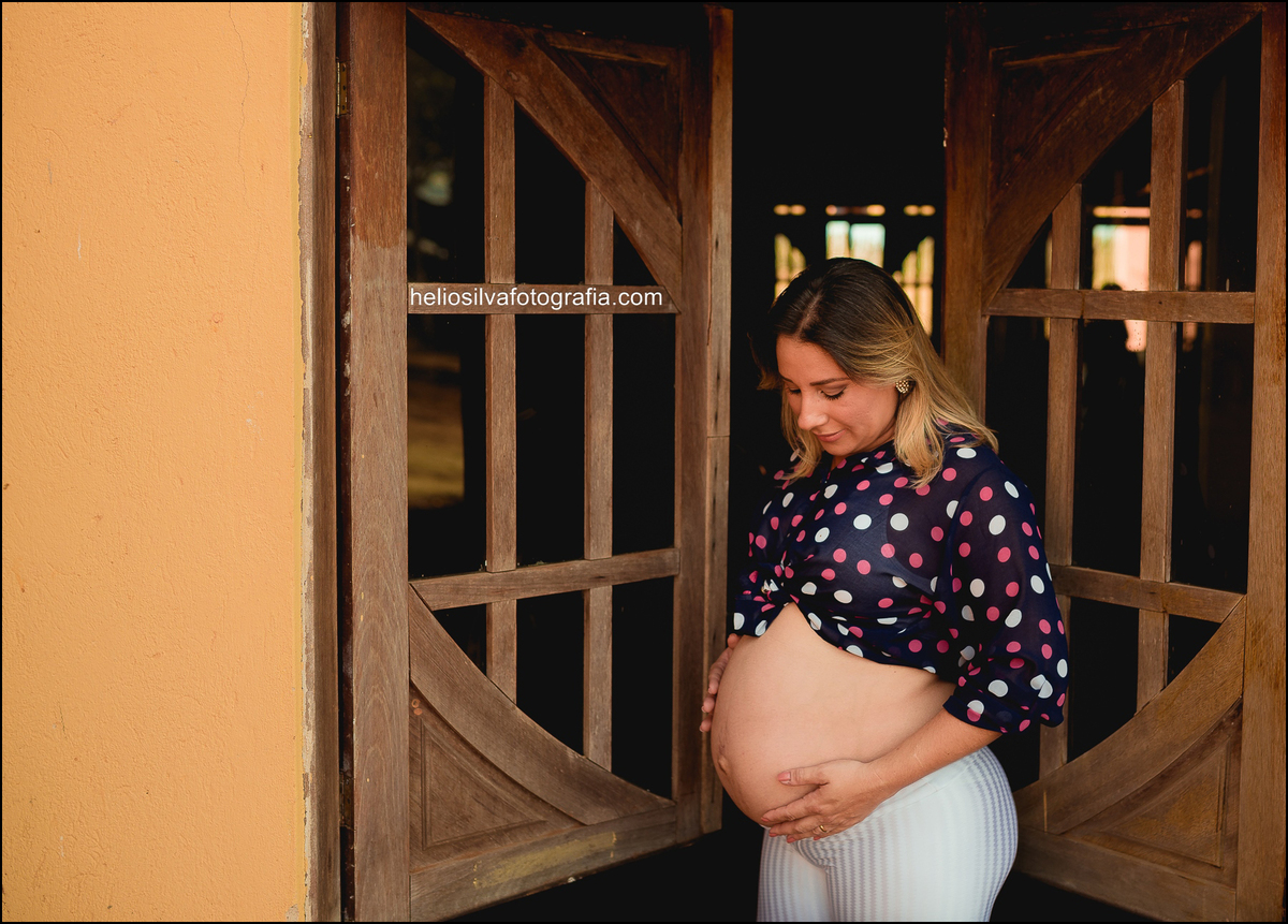 Foto de gestante na janela