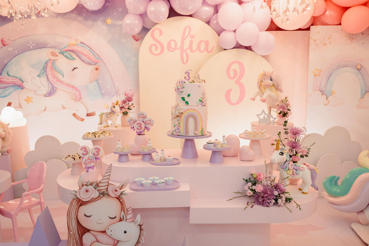 Menina sorrindo soprando as velas no bolo de aniversário de 3 anos em Caxias do Sul.