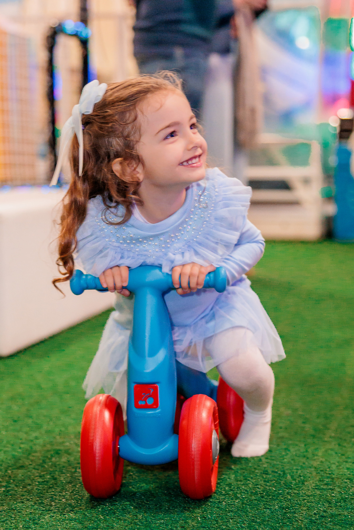 Convidados e brincadeiras em festa de aniversário infantil na região.