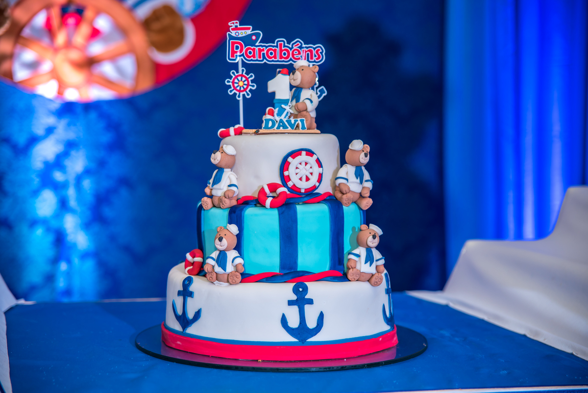 Bolo de aniversário infantil com tema marinheiro