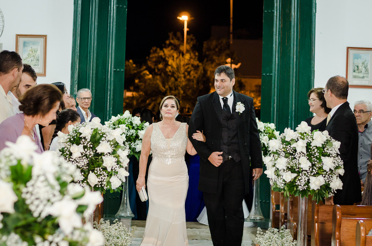 Noivo entrando na igreja