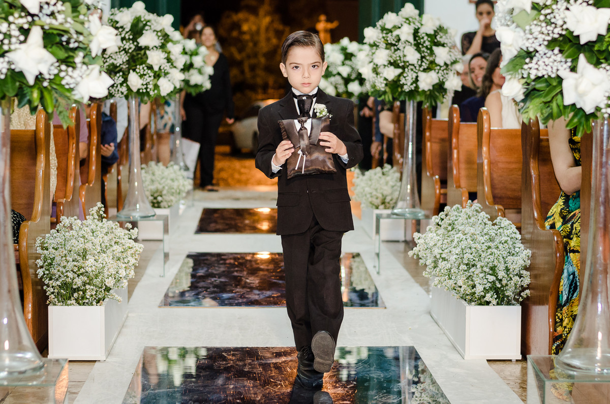 entrando com as alianças no casamento