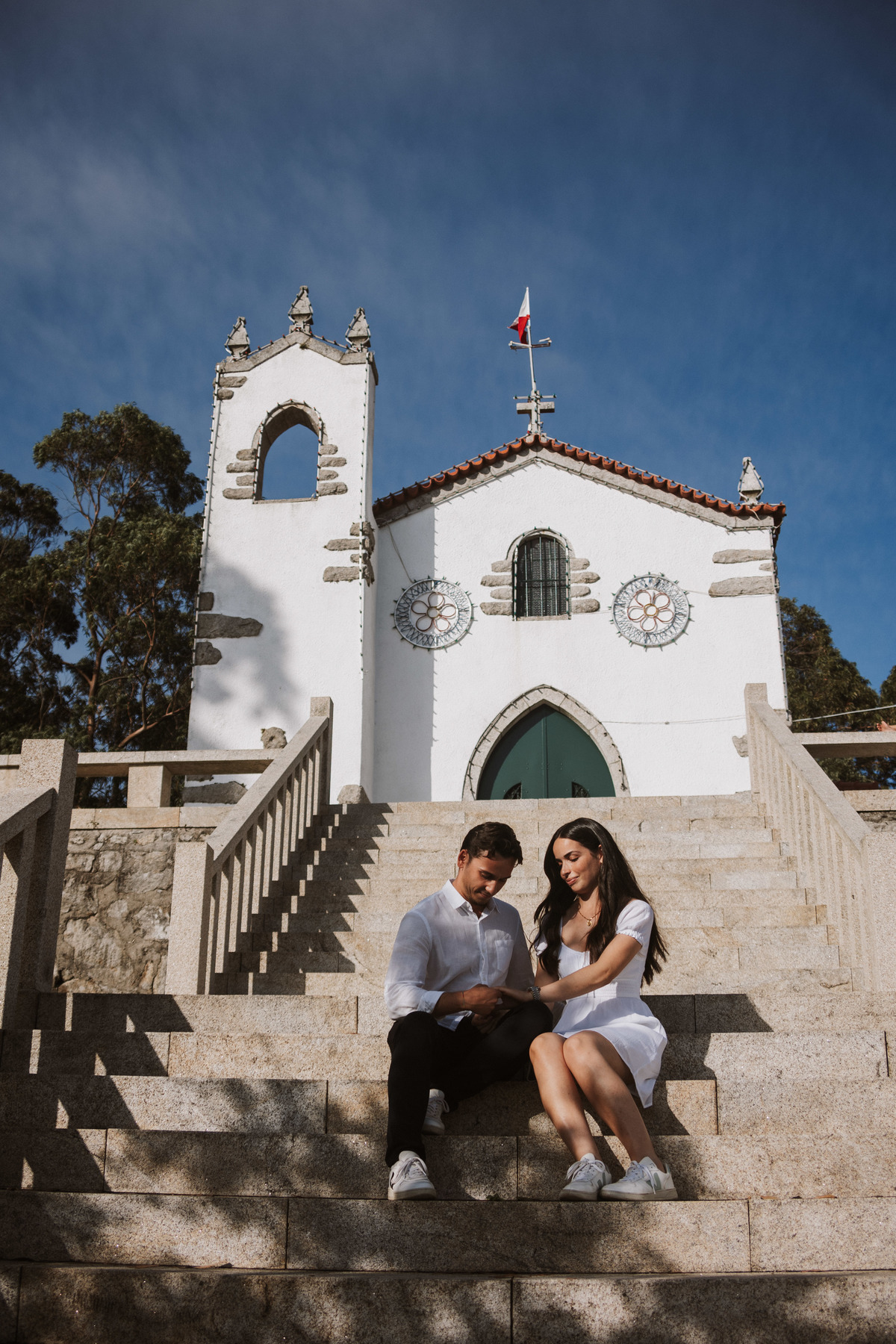Sessão fotográfica pré-casamento com património arquitetónico como cenário.