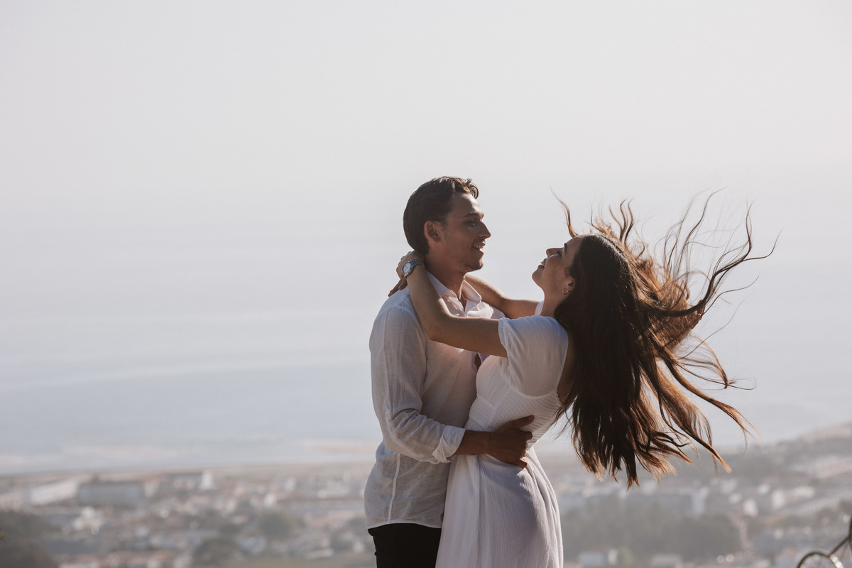 Sessão de solteiros de casal antes do casamento no norte de Portugal, fotografia natural.