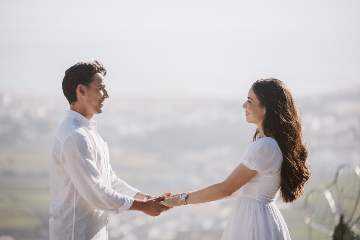 Fotografia de casal em sessão de solteiros, estilo espontâneo e contemporâneo.
