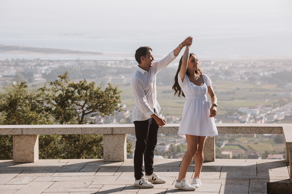 Sessão de solteiros de casal antes do casamento no norte de Portugal, fotografia natural.
