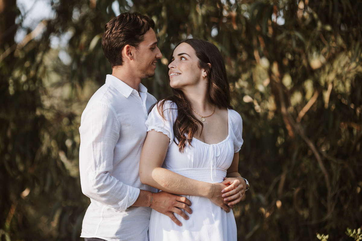 Sessão de solteiros em zona rural do norte de Portugal, casal em ambiente natural.