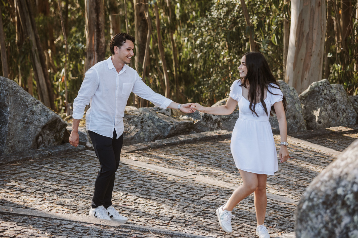 Sessão de solteiros em zona rural do norte de Portugal, casal em ambiente natural.