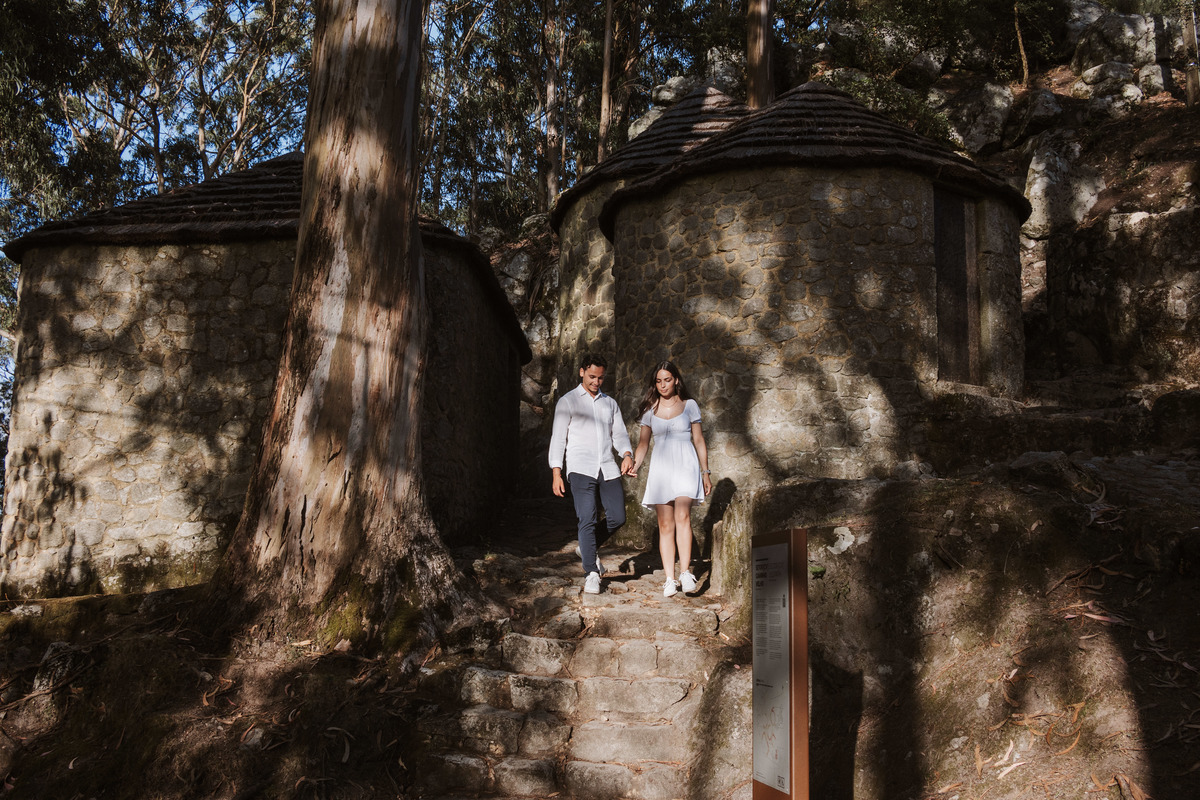 Sessão de solteiros em zona rural do norte de Portugal, casal em ambiente natural.