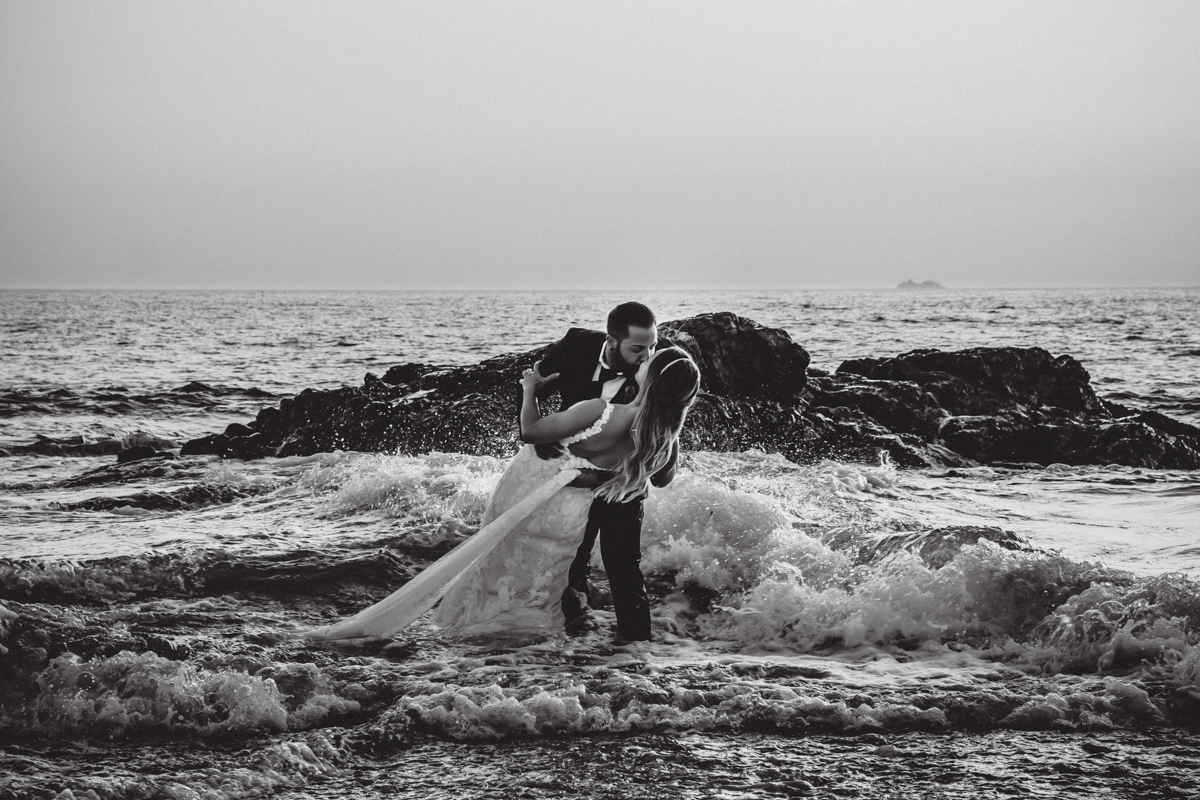 fotografias-sessao-trash-dress-love-dress-fotografo-pos-casamento-vestido-noiva-braga-portugal-foto-felicidade-praia-areia-mar-sunset-paisagens-incriveis-azul-moinho-vento-beijo-sol-fato-noivo-alianças-2019