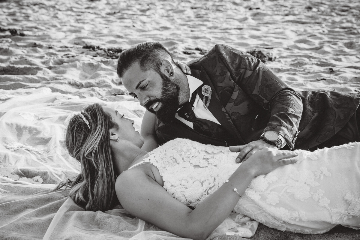 fotografias-sessao-trash-dress-love-dress-fotografo-pos-casamento-vestido-noiva-braga-portugal-foto-felicidade-praia-areia-mar-sunset-paisagens-incriveis-azul-moinho-vento-beijo-sol-fato-noivo-alianças-2019
