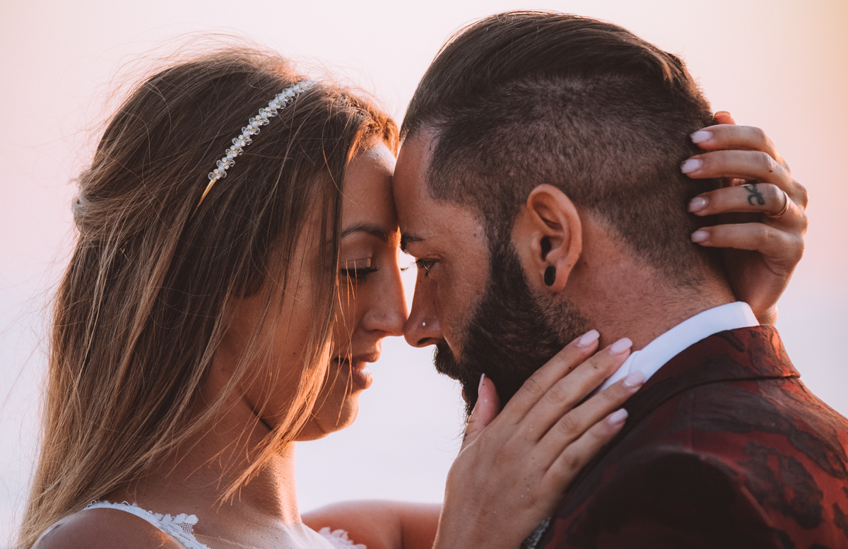 fotografias-sessao-trash-dress-love-dress-fotografo-pos-casamento-vestido-noiva-braga-portugal-foto-felicidade-praia-areia-mar-sunset-paisagens-incriveis-azul-moinho-vento-beijo-sol-fato-noivo-alianças-2019