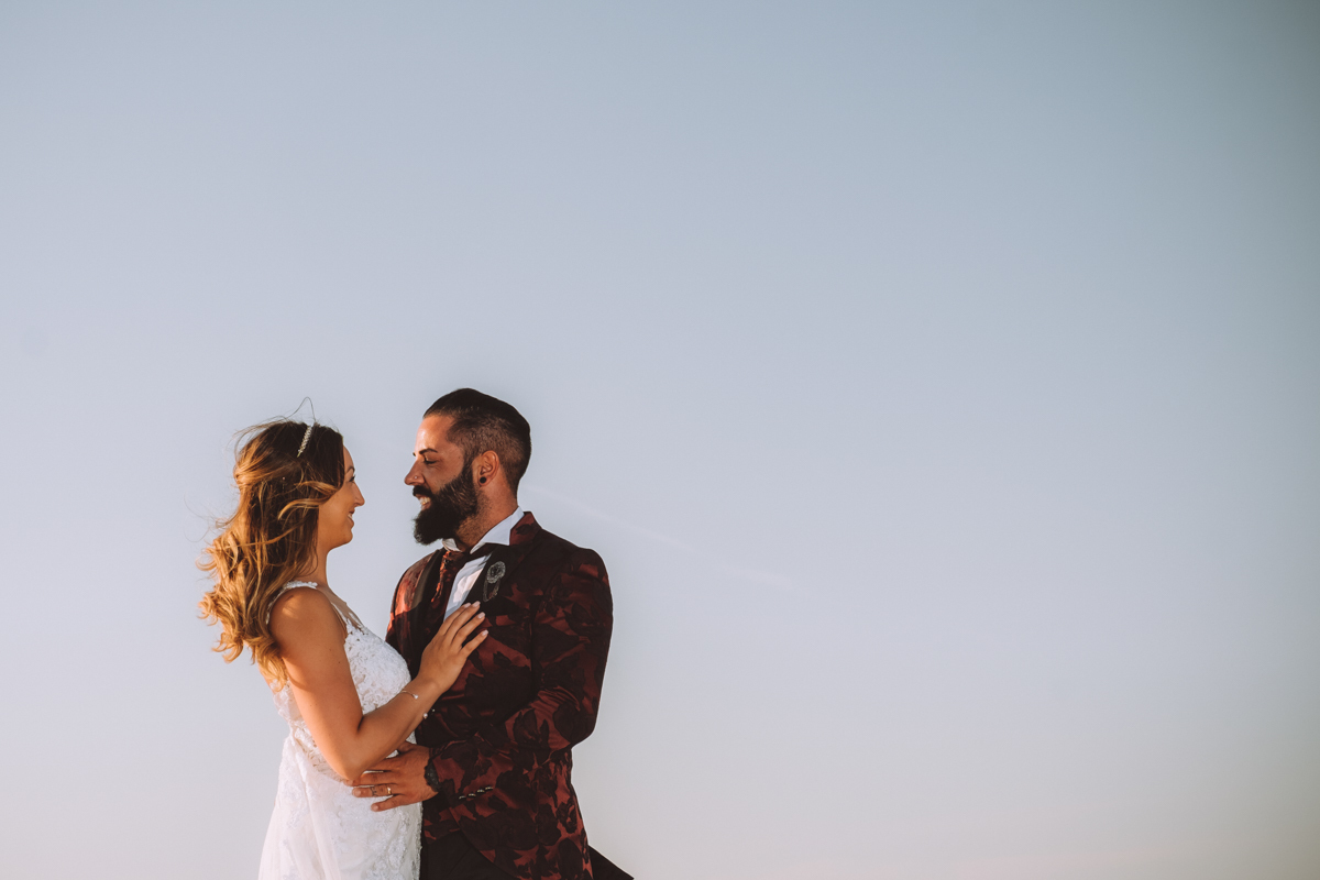 fotografias-sessao-trash-dress-love-dress-fotografo-pos-casamento-vestido-noiva-braga-portugal-foto-felicidade-praia-areia-mar-sunset-paisagens-incriveis-azul-moinho-vento-beijo-sol-fato-noivo-alianças-2019