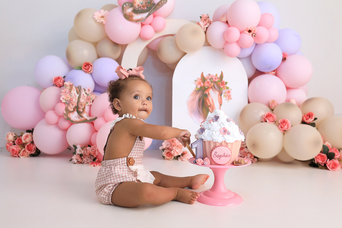 smash, smash the cake, ideias jardim encantado, sessão do bolinho, cake smash, smash the cake tema jardim encantado, smash the cake cenário jardim, jardim encantado,bolo jardim encantado,smash the cake para menina,sessão de um ano no tema cavalos,country