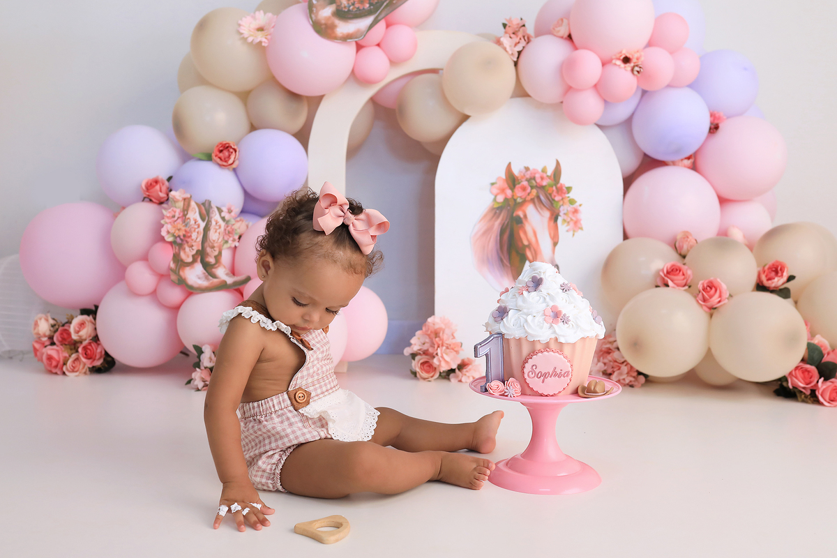 smash, smash the cake, ideias jardim encantado, sessão do bolinho, cake smash, smash the cake tema jardim encantado, smash the cake cenário jardim, jardim encantado,bolo jardim encantado,smash the cake para menina,sessão de um ano no tema cavalos,country