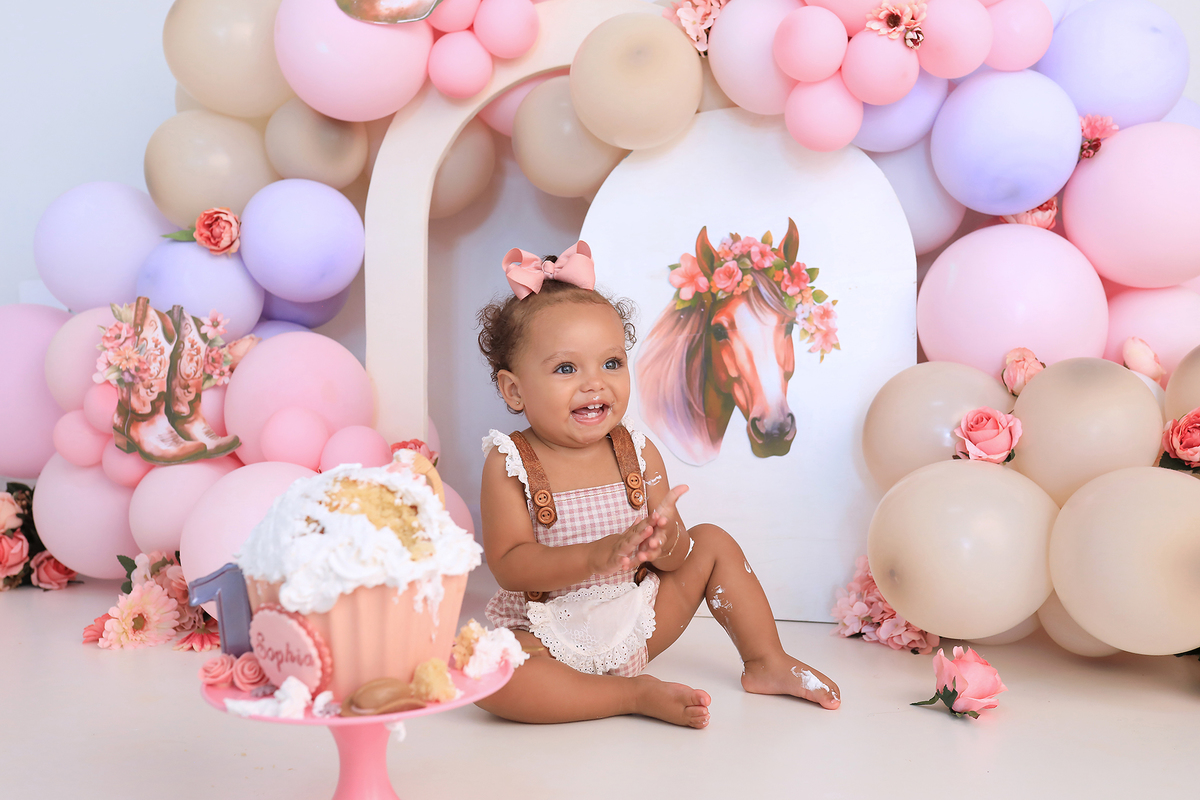 smash, smash the cake, ideias jardim encantado, sessão do bolinho, cake smash, smash the cake tema jardim encantado, smash the cake cenário jardim, jardim encantado,bolo jardim encantado,smash the cake para menina,sessão de um ano no tema cavalos,country