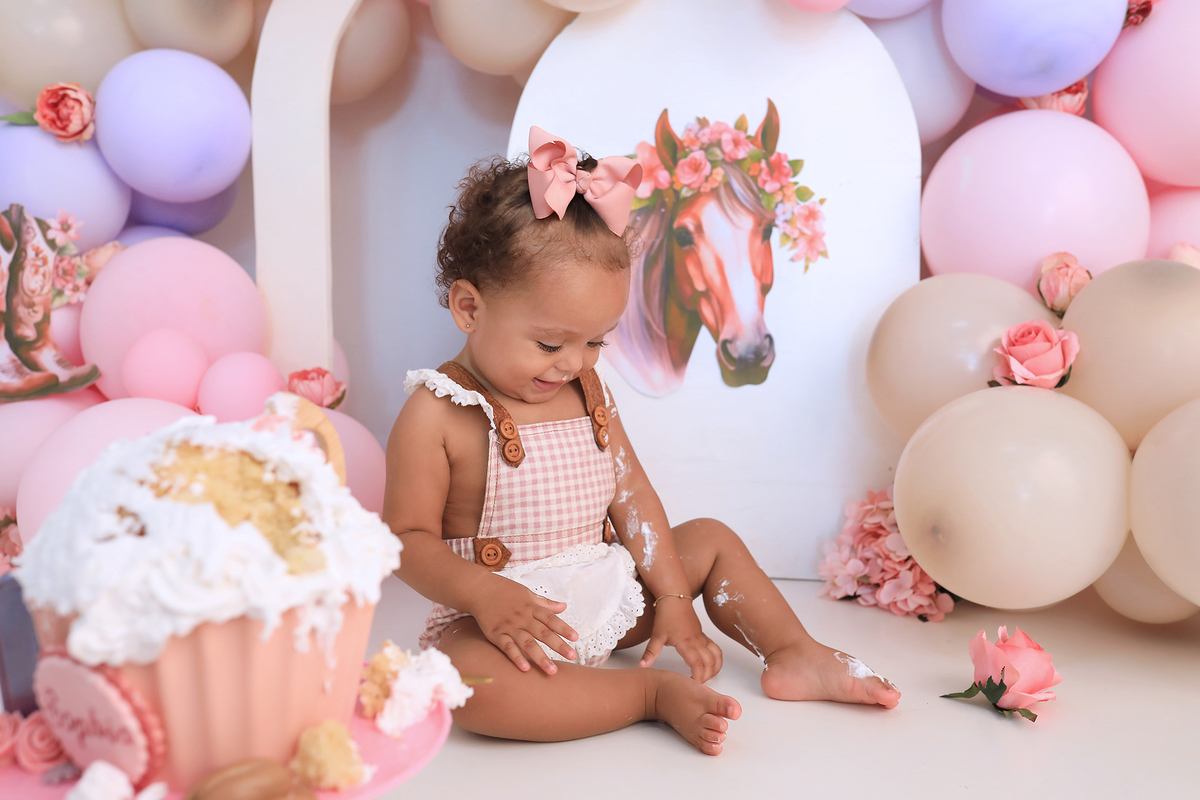 smash, smash the cake, ideias jardim encantado, sessão do bolinho, cake smash, smash the cake tema jardim encantado, smash the cake cenário jardim, jardim encantado,bolo jardim encantado,smash the cake para menina,sessão de um ano no tema cavalos,country