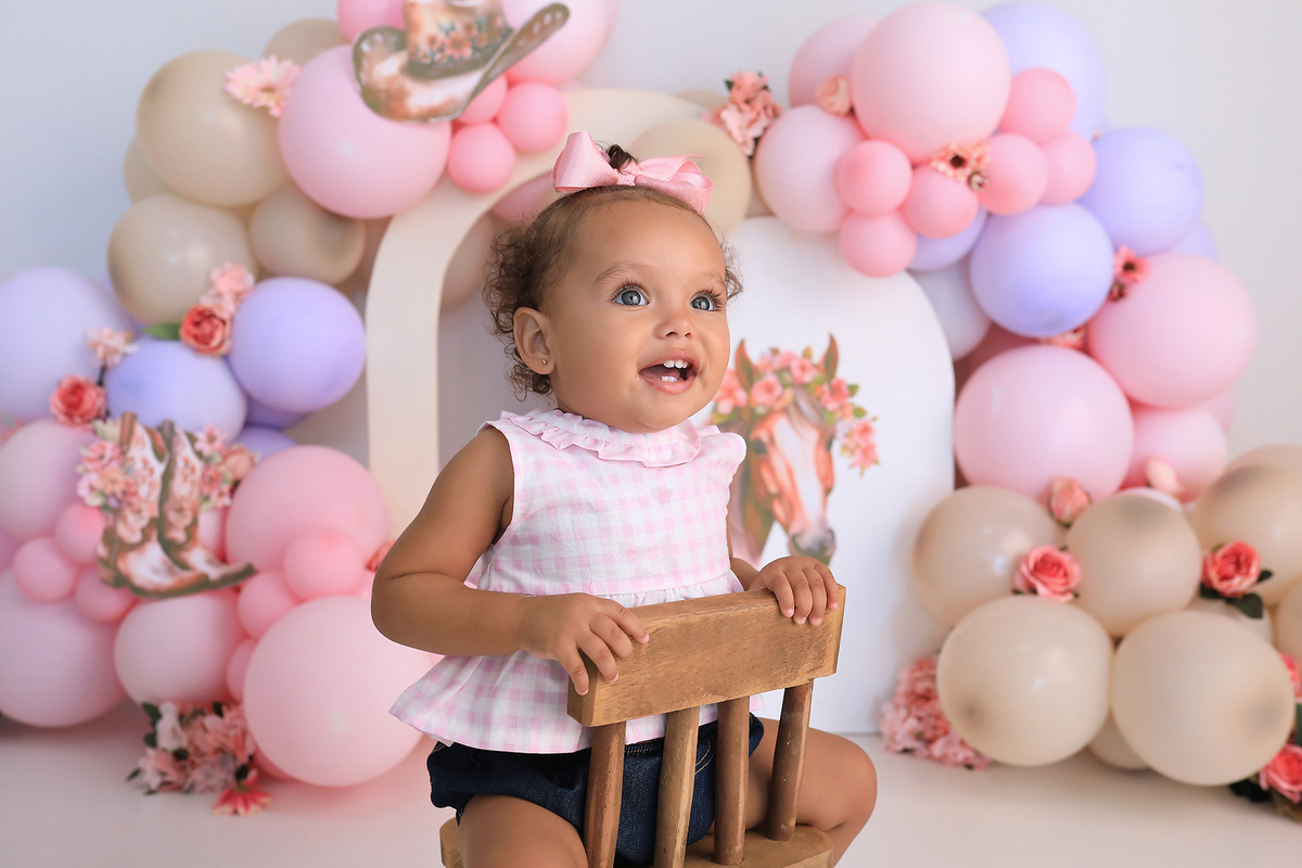 smash, smash the cake, boiadeira, sessão do bolinho, cake smash, smash the cake tema boiadeira, smash the cake cenário jardim, jardim encantado,bolo jardim encantado,smash the cake para menina,sessão de um ano no tema cavalos,country