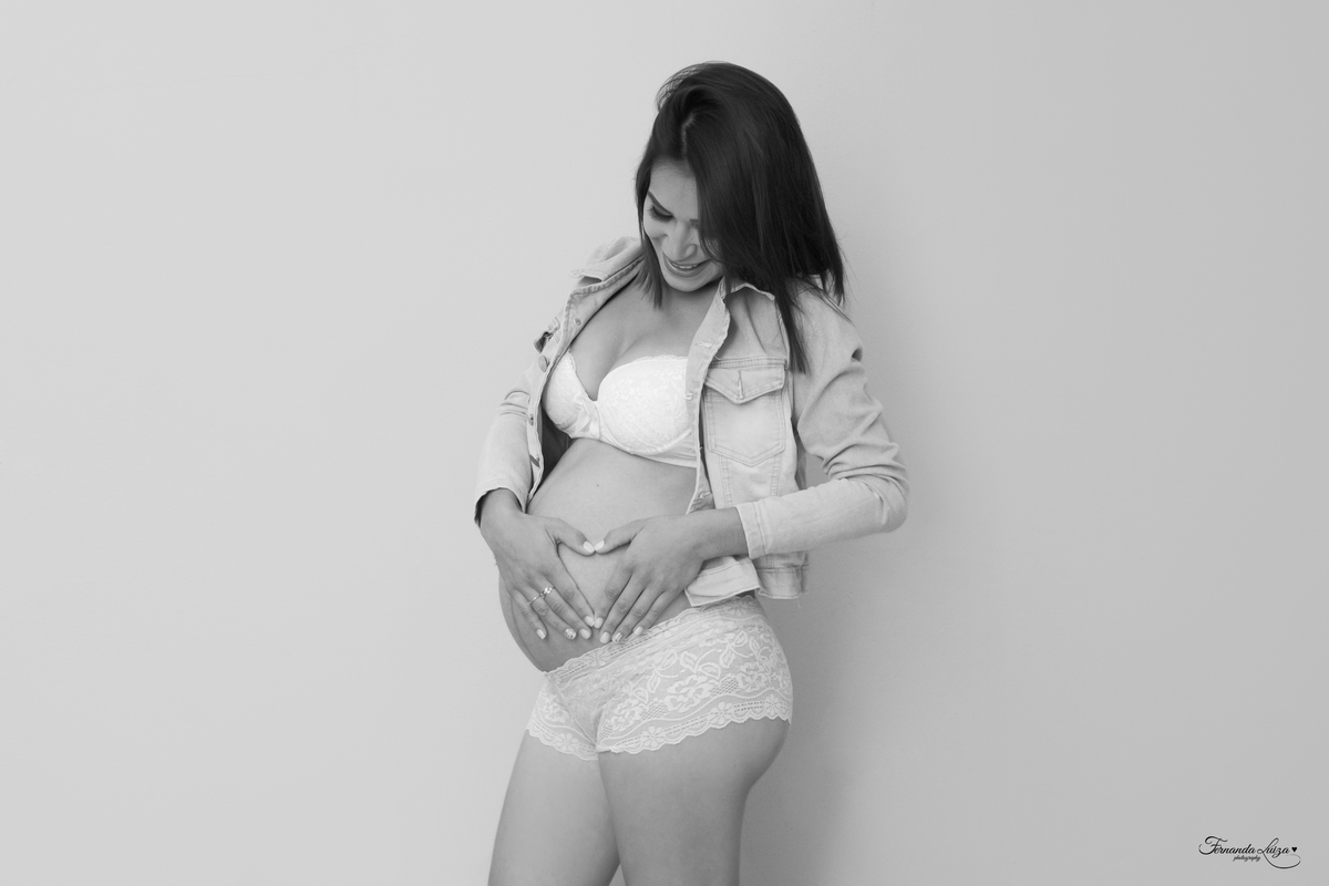 gestante, sapatinho de bebê, ensaio gestante, ensaio fotografico de gravida, fotos de gravida, gravida linda, ideias para ensaio gestante, ideias para gestantes,recem nascido,milk bath,ensaio banho de leite,banho de leite gestante, sessão gestante banho