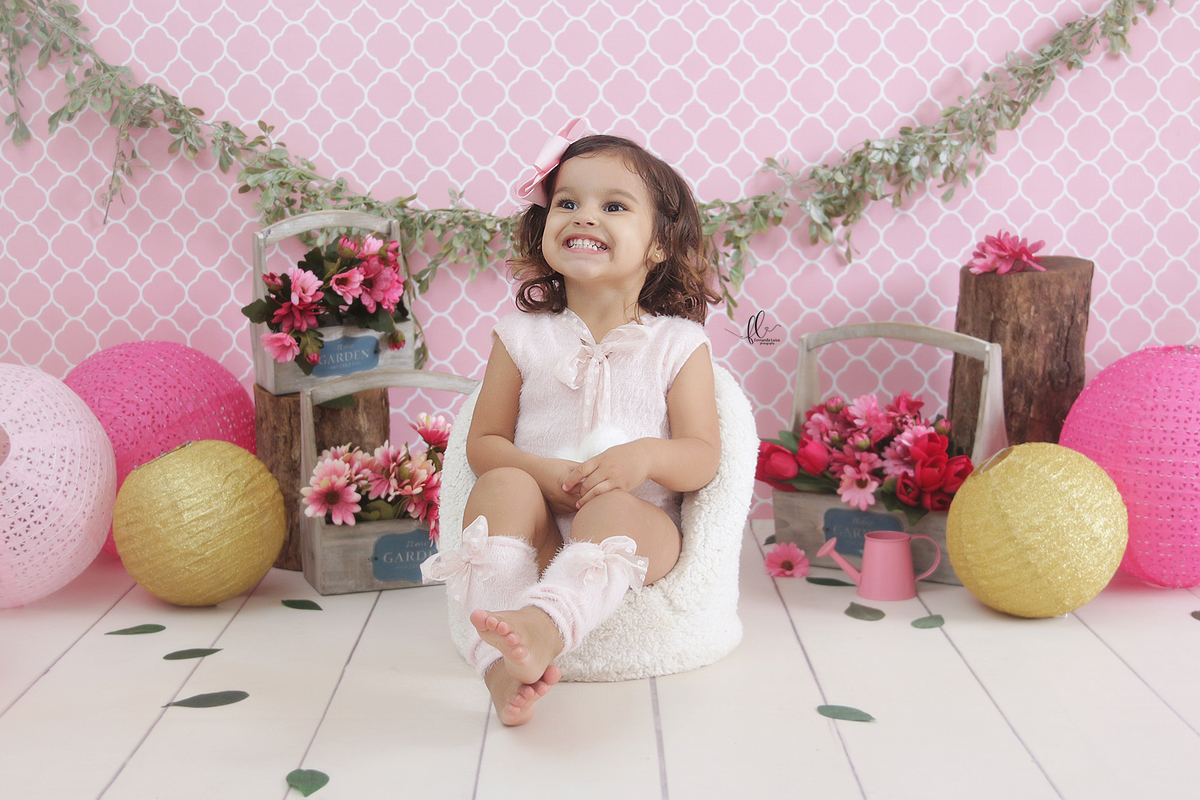 smash, smash the cake, ideias jardim encantado, sessão do bolinho, cake smash, smash the cake tema jardim encantado, smash the cake cenário jardim, jardim encantado,bolo jardim encantado,smash the cake para menina,smash the cake flores, flores,,borboleta