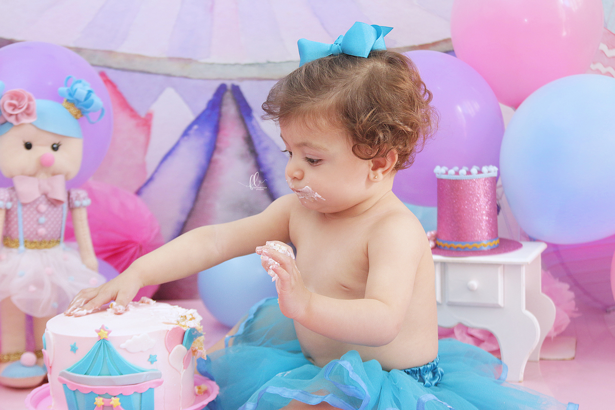 smash, smash the cake, sessão smash the cake, fotografia infantil, sessão do bolinho,foto estúdio, cake smash, smash the cake tema circo, smash the cake cenário de circo, circo rosa, smash the cake circo para menina, sessão de um ano no tema circo.
