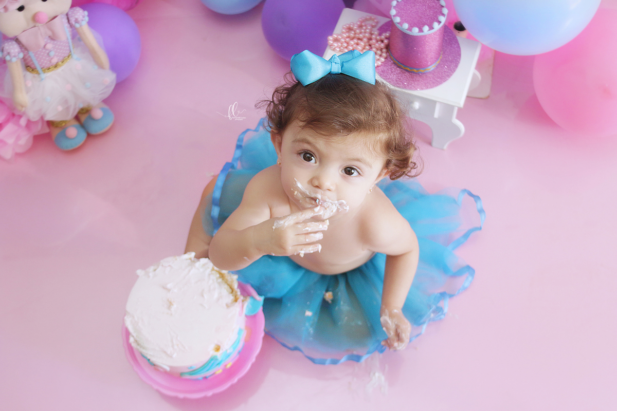 smash, smash the cake, sessão smash the cake, fotografia infantil, sessão do bolinho,foto estúdio, cake smash, smash the cake tema circo, smash the cake cenário de circo, circo rosa, smash the cake circo para menina, sessão de um ano no tema circo.
