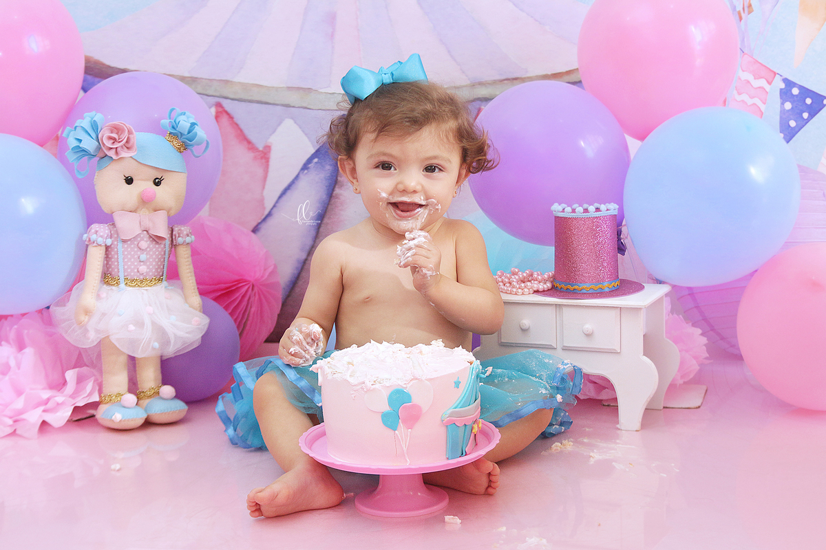 smash, smash the cake, sessão smash the cake, fotografia infantil, sessão do bolinho,foto estúdio, cake smash, smash the cake tema circo, smash the cake cenário de circo, circo rosa, smash the cake circo para menina, sessão de um ano no tema circo.
