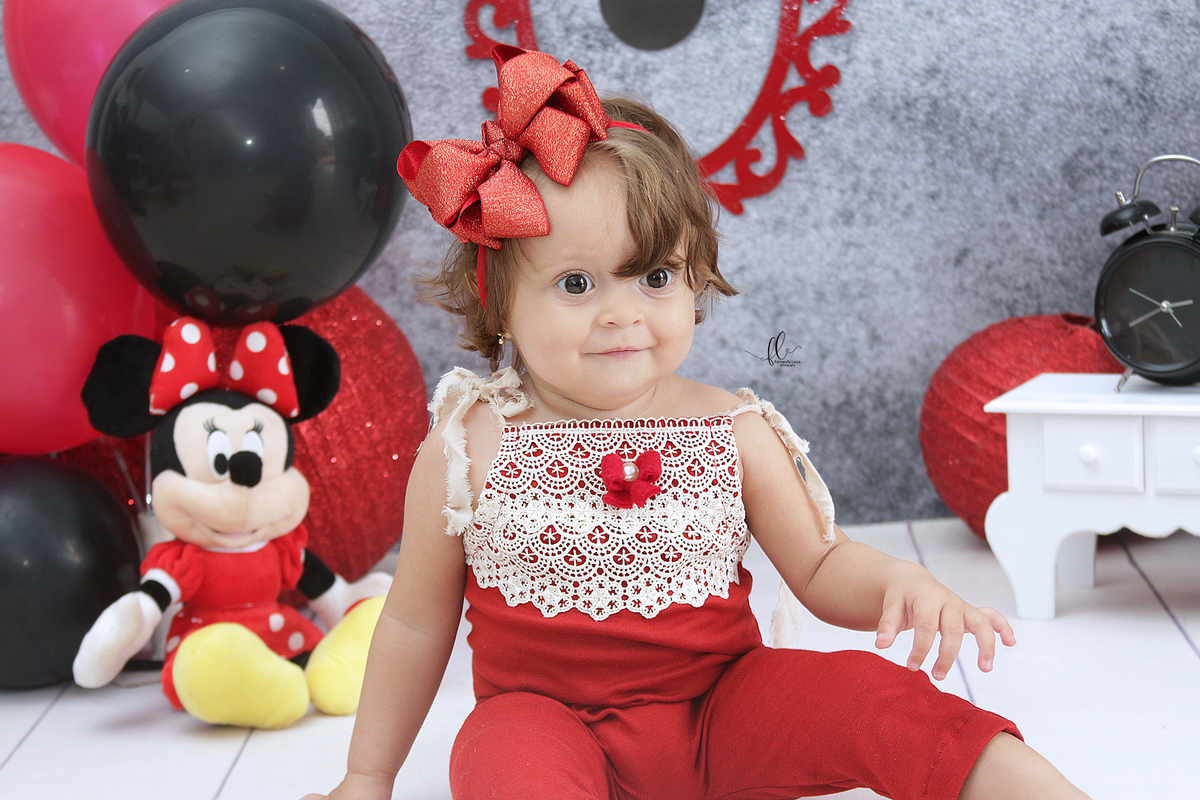 smash, smash the cake, ideias minnie vermelha, sessão do bolinho, cake smash, smash the cake tema minnie, smash the cake cenário da minnie, minnie, disney, bolo da minnie vermelha,smash the cake para menina,sessão de um ano no tema minnie, mickey,