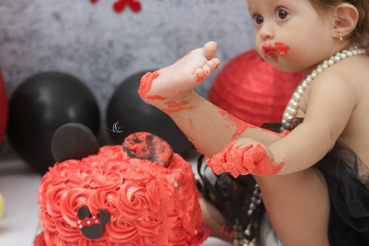smash, smash the cake, ideias minnie vermelha, sessão do bolinho, cake smash, smash the cake tema minnie, smash the cake cenário da minnie, minnie, disney, bolo da minnie vermelha,smash the cake para menina,sessão de um ano no tema minnie, mickey,